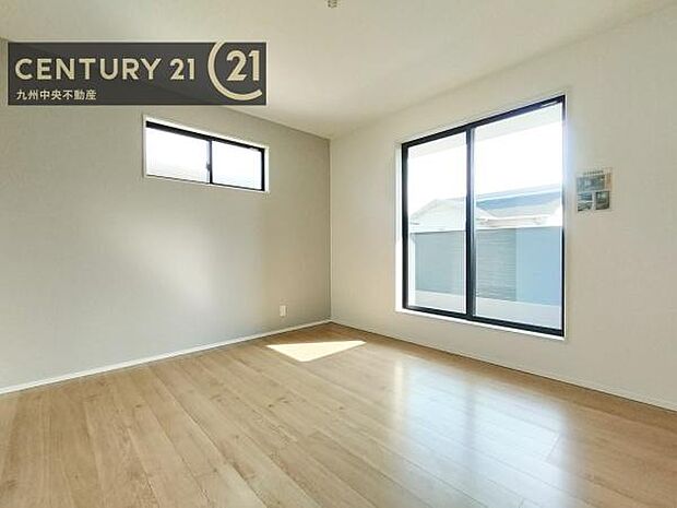 【洋室】開放的なバルコニーに面したお部屋。採光良好な快適空間です。