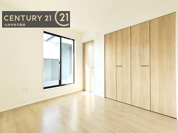 【洋室】開放的なバルコニーに面したお部屋。採光良好な快適空間です。