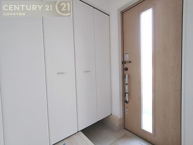 【玄関】玄関をスッキリに見せるために、シューズボックスを設置しました。オシャレは足元から。