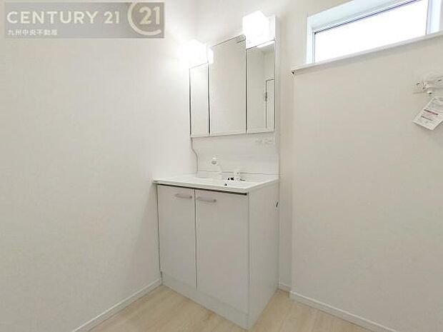 【洗面所】広々とした洗面スペースで朝時間も快適に。鏡の両サイドは、必要なものを取り出しやすく、大きな鏡面で朝の準備もスムーズに。