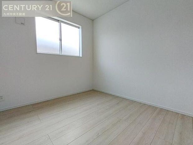 【子供部屋】学習机やベッドの配置がしやすい空間です。