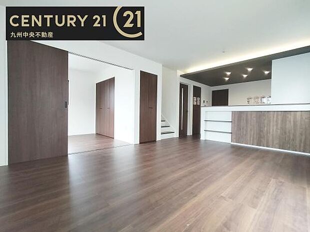 【リビング】暖かな光が包み込んでくれるLDKは家族みんなが自然と集まってくる場所。快適でゆったり寛げる空間となっています。