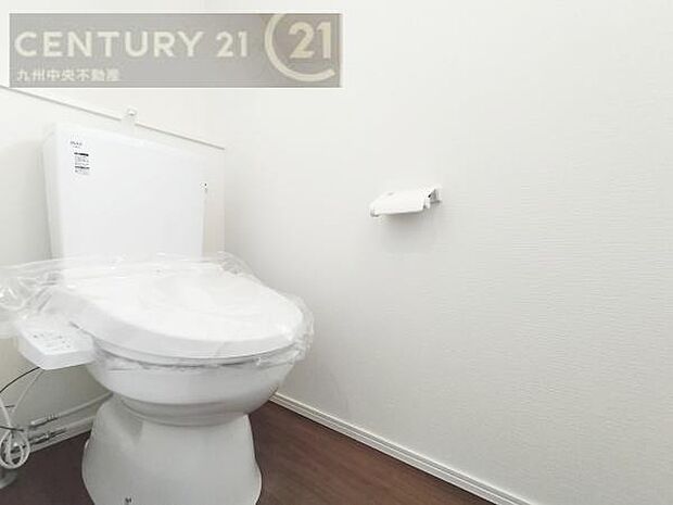 【トイレ】汚れてもサッとひと拭きでお手入れ簡単、エコ仕様の温水洗浄便座付きのトイレです。バリアフリーにも配慮しています。