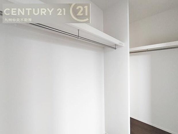 【ウォークインクローゼット】大型収納で片付け安心、生活にゆとりができ、お部屋もスッキリします。