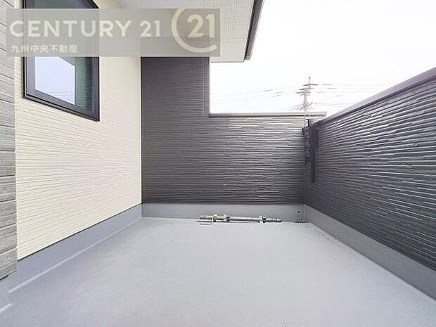 【バルコニー】広々バルコニー。日当たりも良く、洗濯物もよく乾きます。