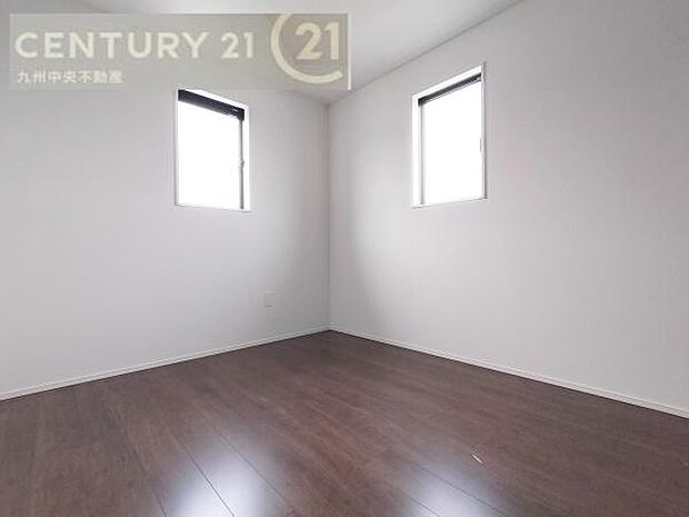 【洋室】2面採光を確保したお部屋。爽やかな風を感じて起きる朝は、快適生活の始まりに。