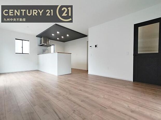 【リビング】暖かな光が包み込んでくれるLDKは家族みんなが自然と集まってくる場所。快適でゆったり寛げる空間となっています。