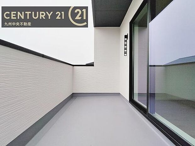 【バルコニー】広々バルコニー。日当たりも良く、洗濯物もよく乾きます。