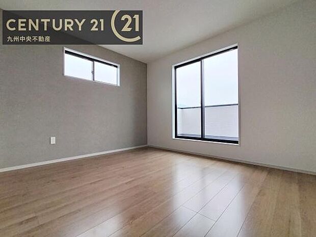 【洋室】開放的なバルコニーに面したお部屋。採光良好な快適空間です。