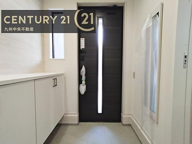 【玄関】玄関をスッキリに見せるために、シューズボックスを設置しました。オシャレは足元から。