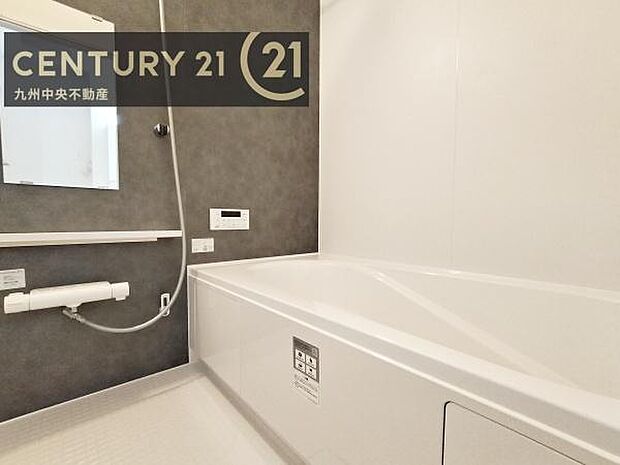 【ユニットバス】浴室暖房乾燥機付きで雨の日が多い梅雨の時期も安心です。また、冬のヒートショック対策としても活躍します。