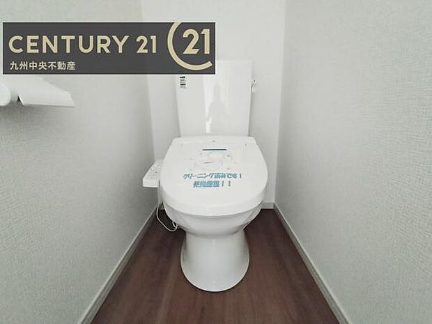 【トイレ】汚れてもサッとひと拭きでお手入れ簡単、エコ仕様の温水洗浄便座付きのトイレです。バリアフリーにも配慮しています。