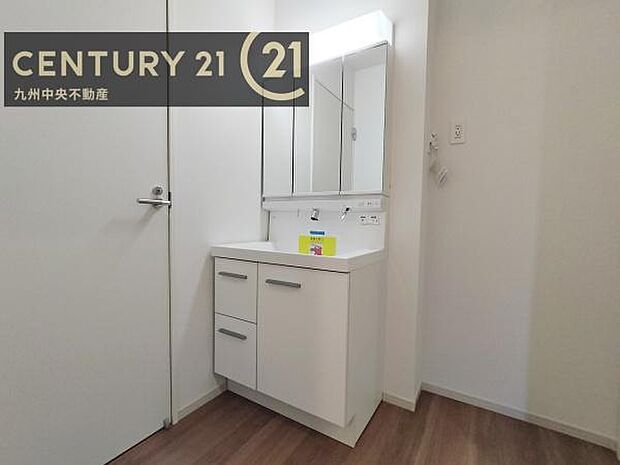 【洗面所】広々とした洗面スペースで朝時間も快適に。鏡の両サイドは、必要なものを取り出しやすく、大きな鏡面で朝の準備もスムーズに。