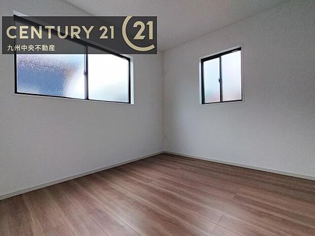 【洋室】家族一人ひとりの大切なプライベート空間。趣味に合わせて使って頂けるようシンプルに仕上げてあります。