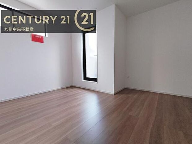 【洋室】家族一人ひとりの大切なプライベート空間。趣味に合わせて使って頂けるようシンプルに仕上げてあります。