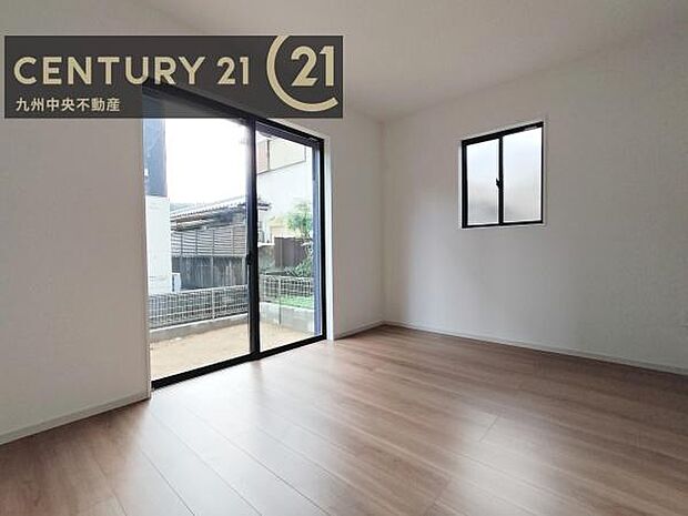 【洋室】2面採光を確保したお部屋。爽やかな風を感じて起きる朝は、快適生活の始まりに。