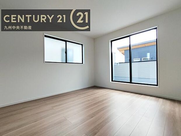 【洋室】開放的なバルコニーに面したお部屋。採光良好な快適空間です。