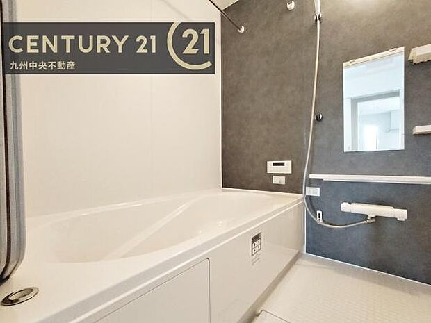 【ユニットバス】浴室暖房乾燥機付きで雨の日が多い梅雨の時期も安心です。また、冬のヒートショック対策としても活躍します。