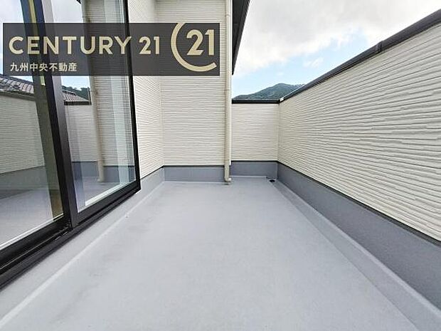 【バルコニー】広々バルコニー。日当たりも良く、洗濯物もよく乾きます。