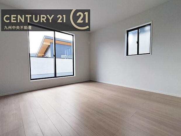 【洋室】開放的なバルコニーに面したお部屋。採光良好な快適空間です。