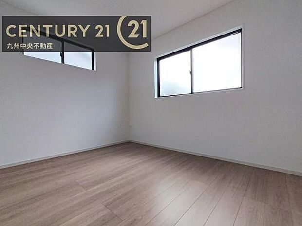 【洋室】2面採光を確保したお部屋。爽やかな風を感じて起きる朝は、快適生活の始まりに。