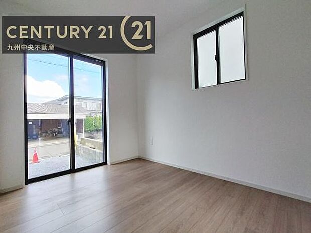 【洋室】家族一人ひとりの大切なプライベート空間。趣味に合わせて使って頂けるようシンプルに仕上げてあります。