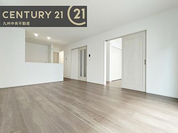 【リビング】暖かな光が包み込んでくれるLDKは家族みんなが自然と集まってくる場所。快適でゆったり寛げる空間となっています。