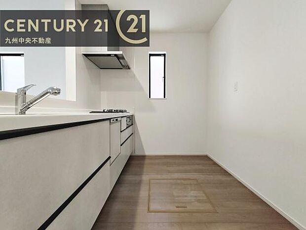 【キッチン】家族との会話を楽しみながら、お子様を見守りながら、お料理をすることができます。