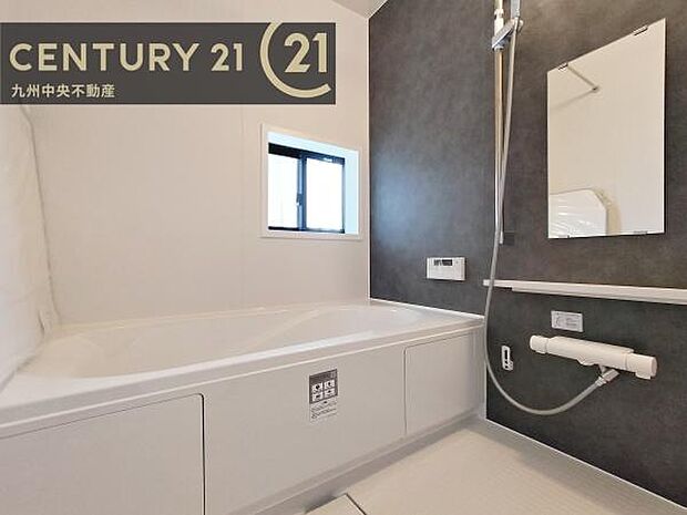 【ユニットバス】浴室暖房乾燥機付きで雨の日が多い梅雨の時期も安心です。また、冬のヒートショック対策としても活躍します。