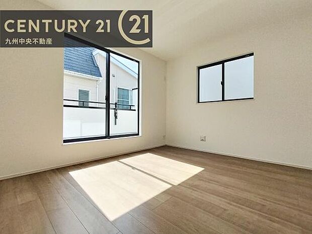 【洋室】開放的なバルコニーに面したお部屋。採光良好な快適空間です。