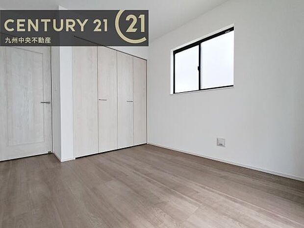 【洋室】2面採光を確保したお部屋。爽やかな風を感じて起きる朝は、快適生活の始まりに。