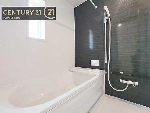 【ユニットバス】浴室暖房乾燥機付きで雨の日が多い梅雨の時期も安心です。また、冬のヒートショック対策としても活躍します。