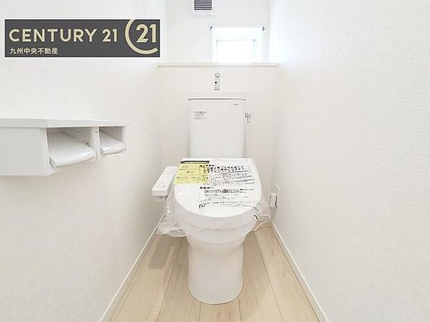 【トイレ】汚れてもサッとひと拭きでお手入れ簡単、エコ仕様の温水洗浄便座付きのトイレです。バリアフリーにも配慮しています。