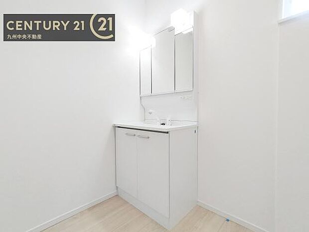 【洗面所】広々とした洗面スペースで朝時間も快適に。鏡の両サイドは、必要なものを取り出しやすく、大きな鏡面で朝の準備もスムーズに。