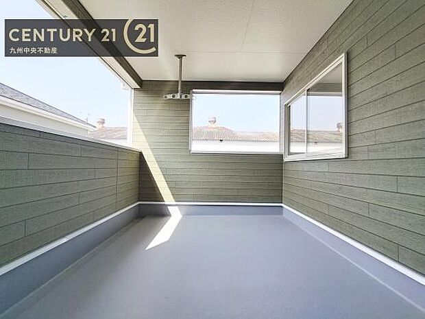 【バルコニー】広々バルコニー。日当たりも良く、洗濯物もよく乾きます。