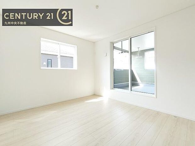 【洋室】開放的なバルコニーに面したお部屋。採光良好な快適空間です。