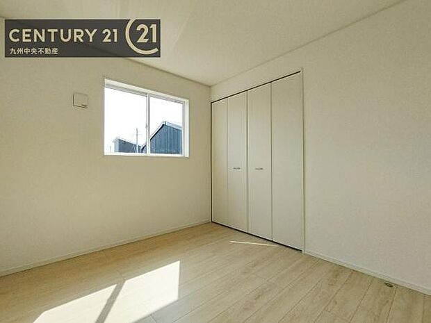 【子供部屋】学習机やベッドの配置がしやすい空間です。