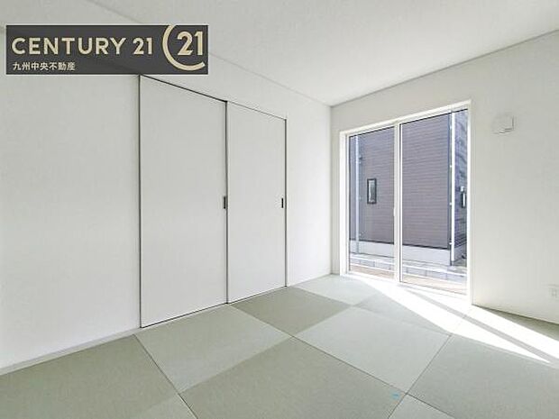 【和室】あると嬉しいリビング横の和室。小さなお子様の遊ぶスペースやお昼寝タイムにも最適です。