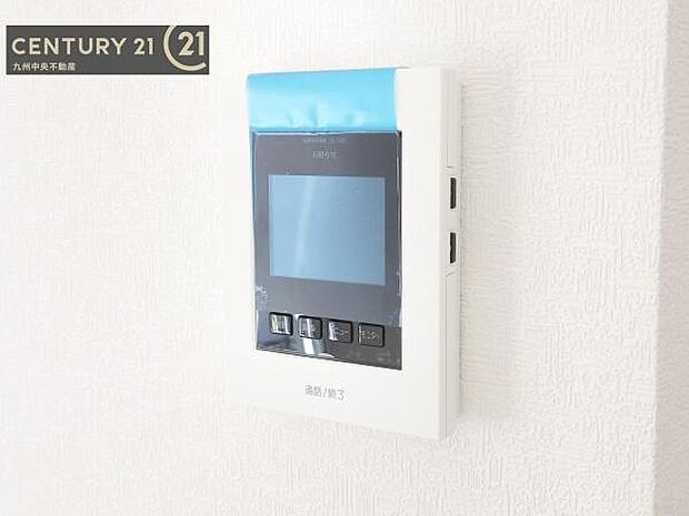 【ＴＶモニターホン】TVモニターホン付きの玄関は、訪問者の顔を見て、応答することができます。センサーライトで、夜の帰宅も明るく照らしてくれます。