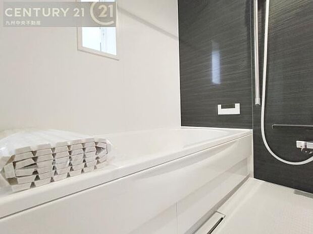 【ユニットバス】浴室暖房乾燥機付きで雨の日が多い梅雨の時期も安心です。また、冬のヒートショック対策としても活躍します。