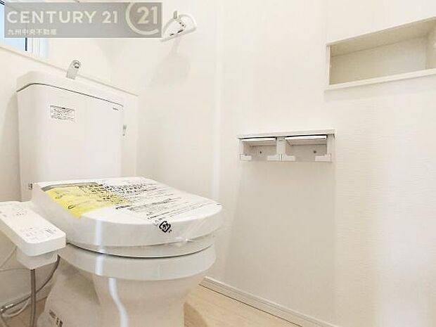 【トイレ】汚れてもサッとひと拭きでお手入れ簡単、エコ仕様の温水洗浄便座付きのトイレです。バリアフリーにも配慮しています。