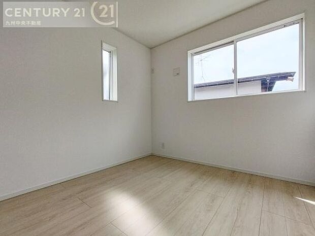 【子供部屋】学習机やベッドの配置がしやすい空間です。