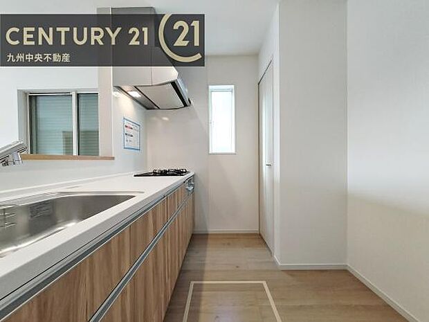 【キッチン】家族との会話を楽しみながら、お子様を見守りながら、お料理をすることができます。