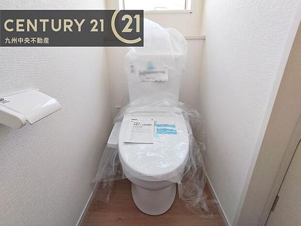 【トイレ】汚れてもサッとひと拭きでお手入れ簡単、エコ仕様の温水洗浄便座付きのトイレです。バリアフリーにも配慮しています。