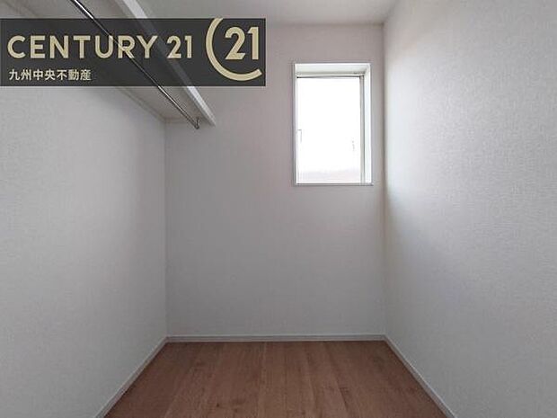 【ウォークインクローゼット】大型収納で片付け安心、生活にゆとりができ、お部屋もスッキリします。