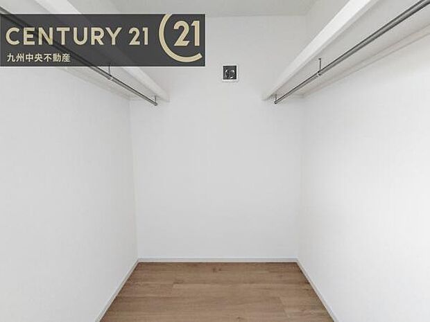 【ウォークインクローゼット】大型収納で片付け安心、生活にゆとりができ、お部屋もスッキリします。