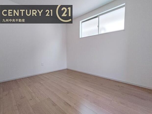 【洋室】家族一人ひとりの大切なプライベート空間。趣味に合わせて使って頂けるようシンプルに仕上げてあります。