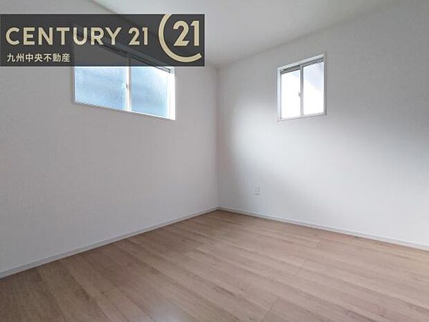 【洋室】2面採光を確保したお部屋。爽やかな風を感じて起きる朝は、快適生活の始まりに。