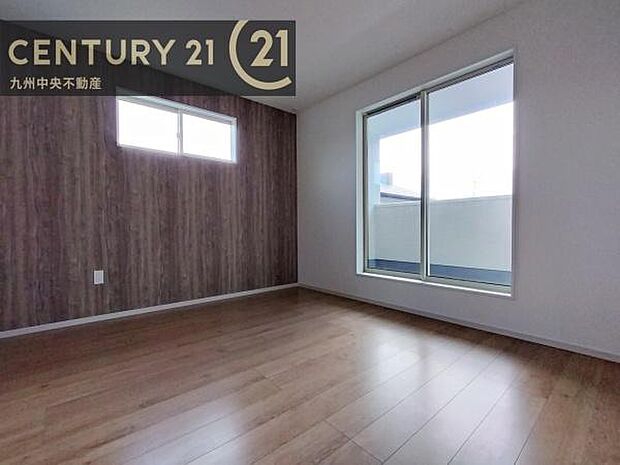 【洋室】開放的なバルコニーに面したお部屋。採光良好な快適空間です。