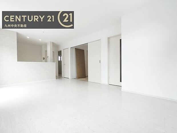 【リビング】暖かな光が包み込んでくれるLDKは家族みんなが自然と集まってくる場所。